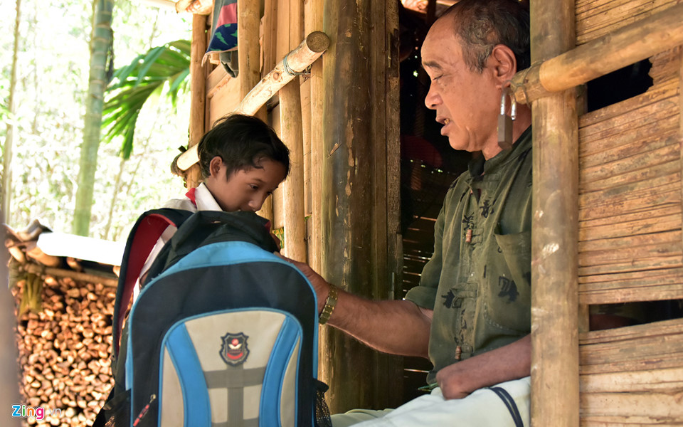 Nghị lực phi thường của cậu bé tý hon ở Quảng Ngãi